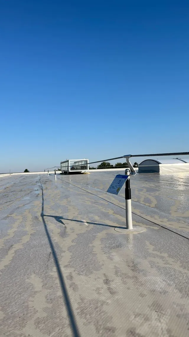 Horizontales Seilsicherungssystem auf einem Flachdach in Hückeswagen