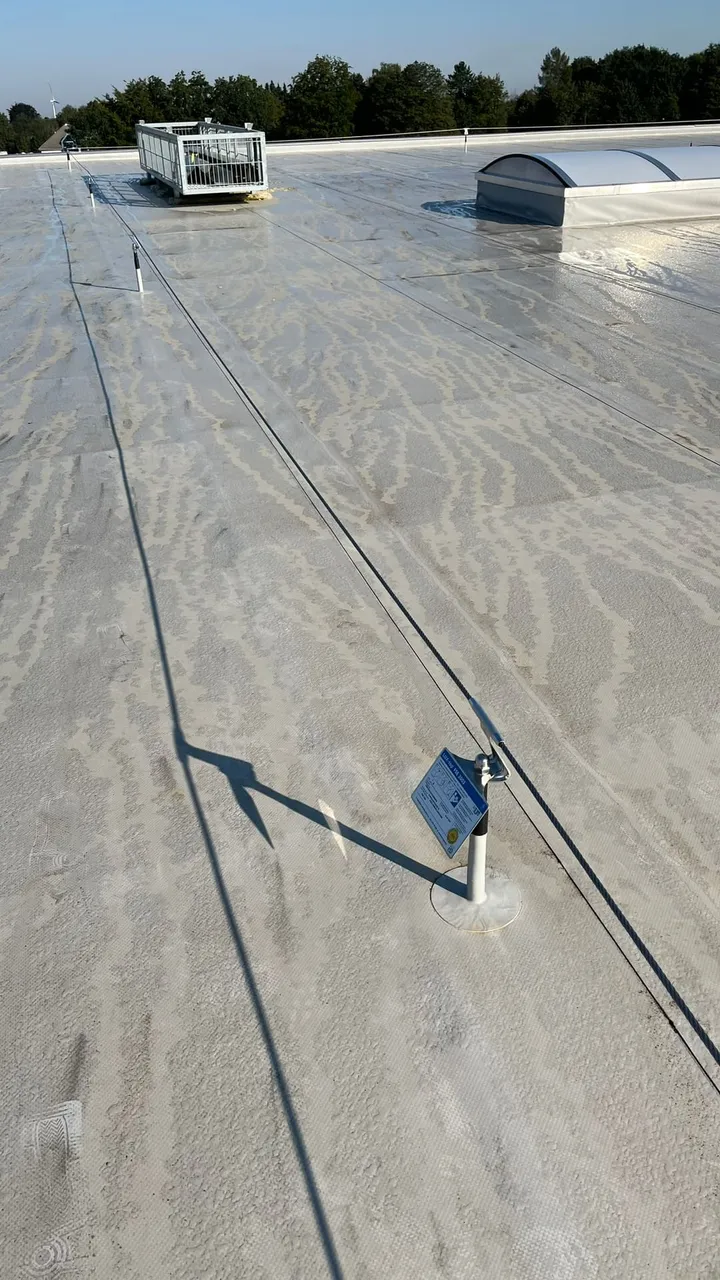 Horizontales HAKOS-Seilsicherungssystem auf einem Flachdach, Hückeswagen
