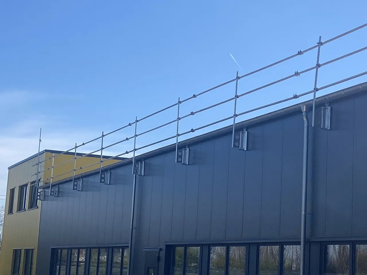 Montage der Grundplatten für den Seitenschutz