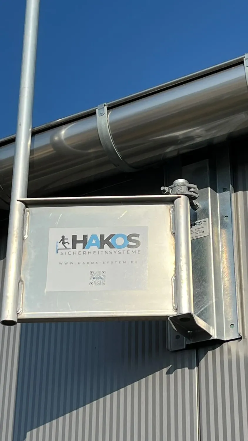 HAKOS-Pfostenhalter an der Dachrinne montiert