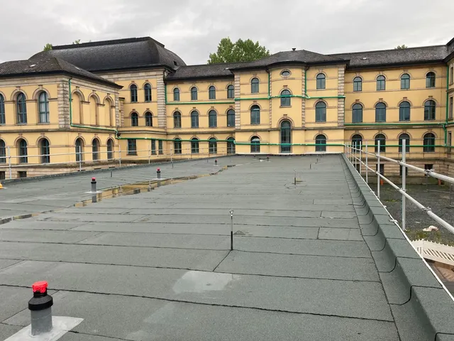 Temporärer Seitenschutz auf dem Dach eines historischen Gebäudes in Bayreuth