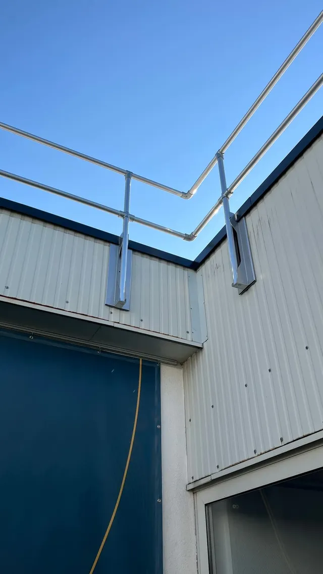 Dauerhaftes HAKOS-Geländer an der Dachecke einer Halle in Lindlar