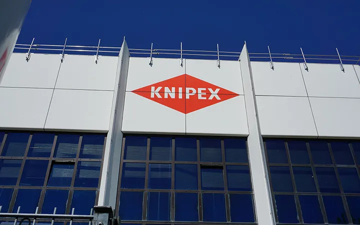 Dauerhaftes HAKOS-Geländer als Kollektivschutz auf einem Industriedach