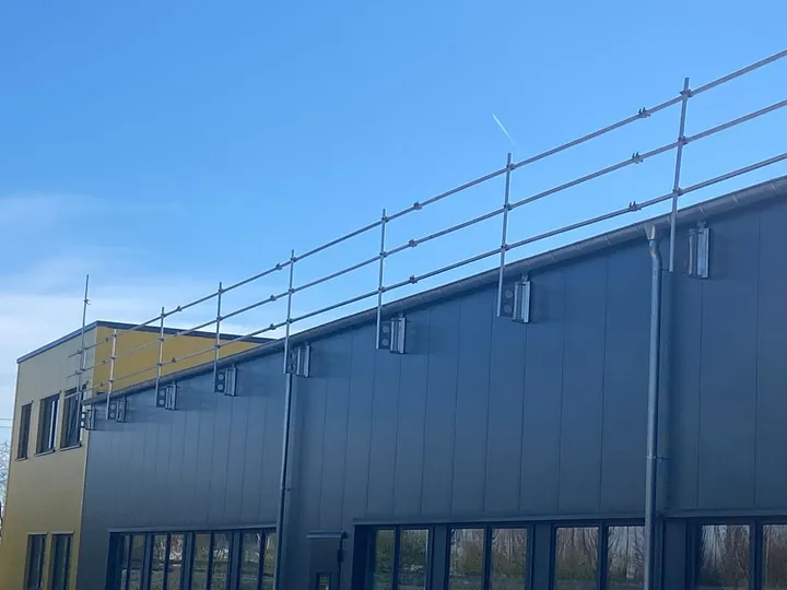 Temporärer HAKOS-Seitenschutz entlang der Dachkante einer Logistikhalle in Rheine